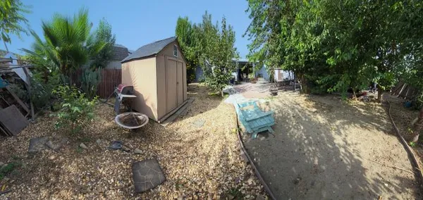 a view of a backyard