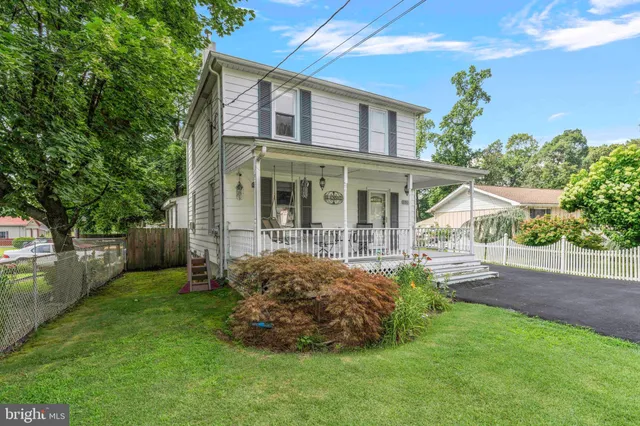 a view of a house with a yard and plants