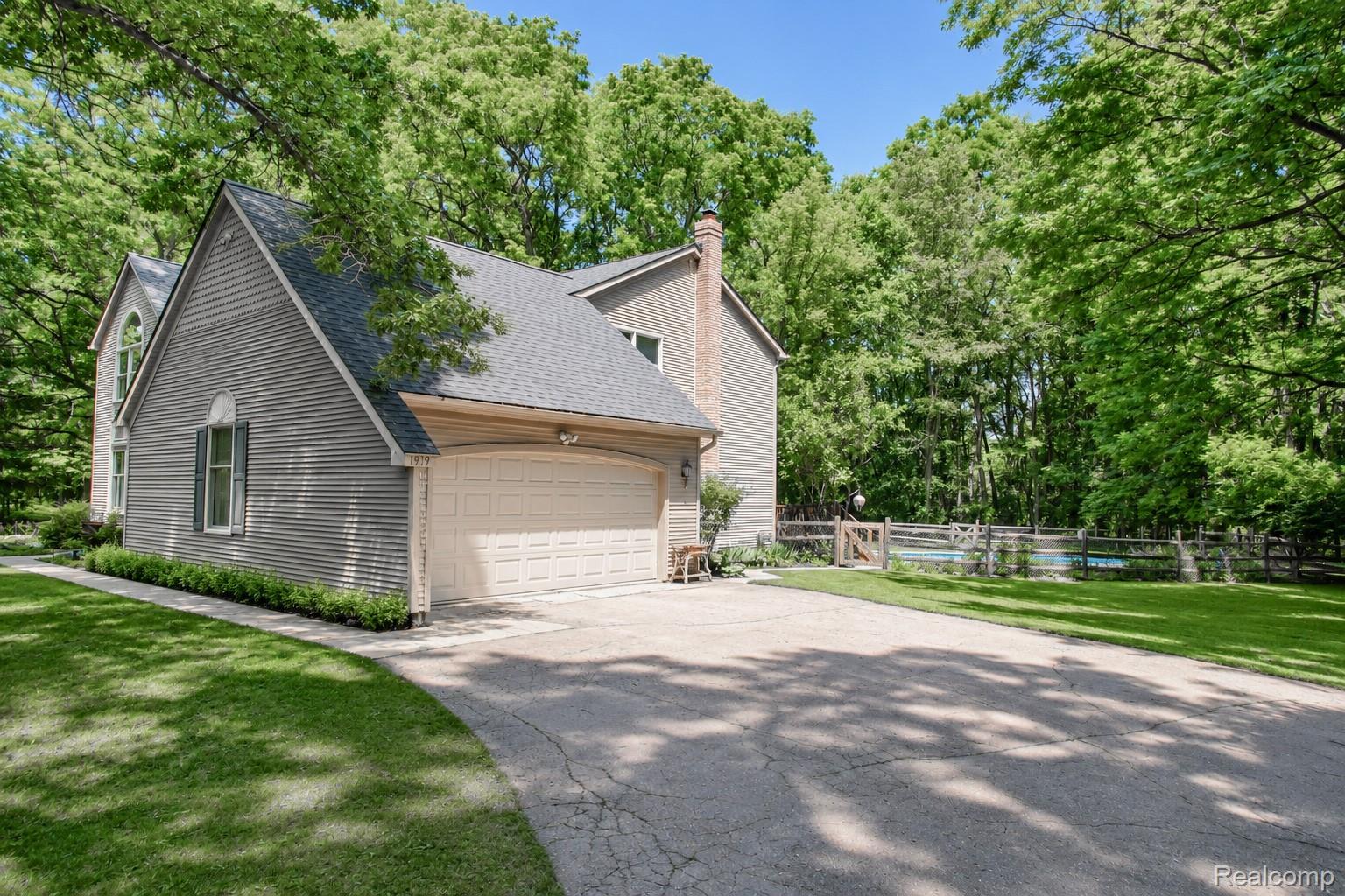 1919 Fox Ridge Drive Howell, MI 48843 - Photo 8 of 42 DJI_0016.jpg