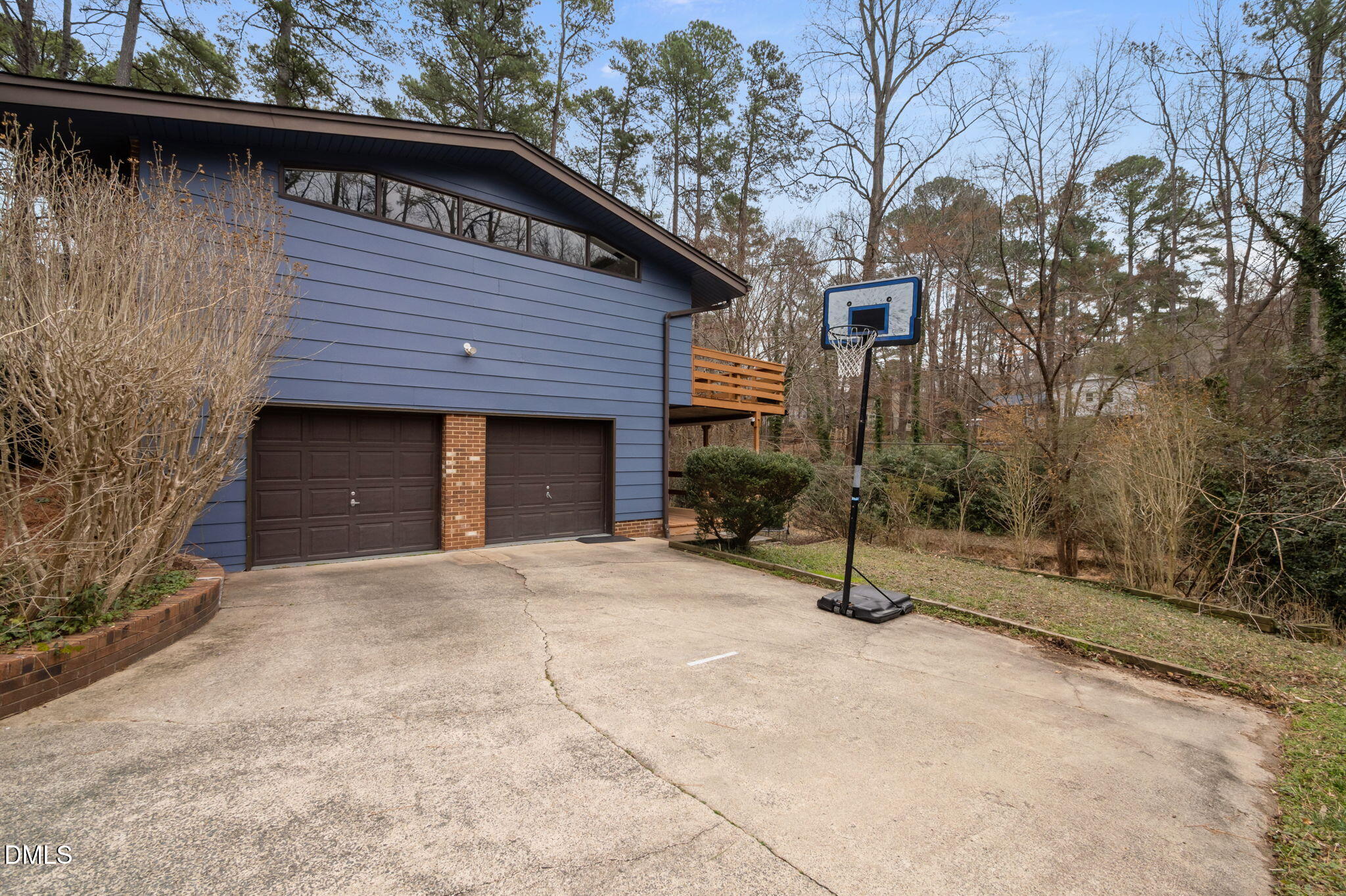 321 Brandywine Road Chapel Hill, NC 27516 - Photo 27 of 38 a backyard of a house with barbeque oven and a table and chairs