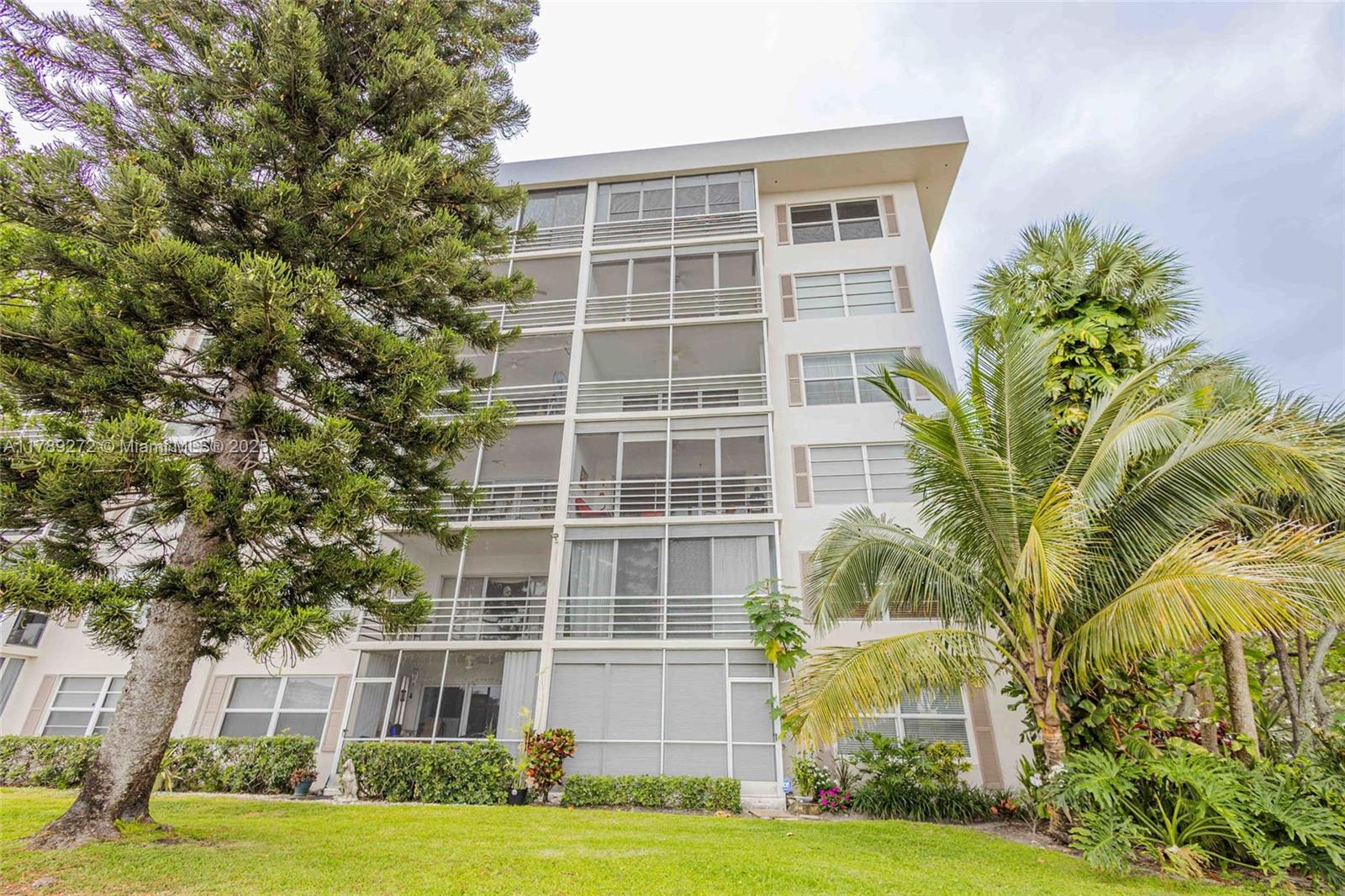 2751 North Palm Aire Drive, Unit 310 Pompano Beach, FL 33069 - Photo 64 of 70 a front view of a building