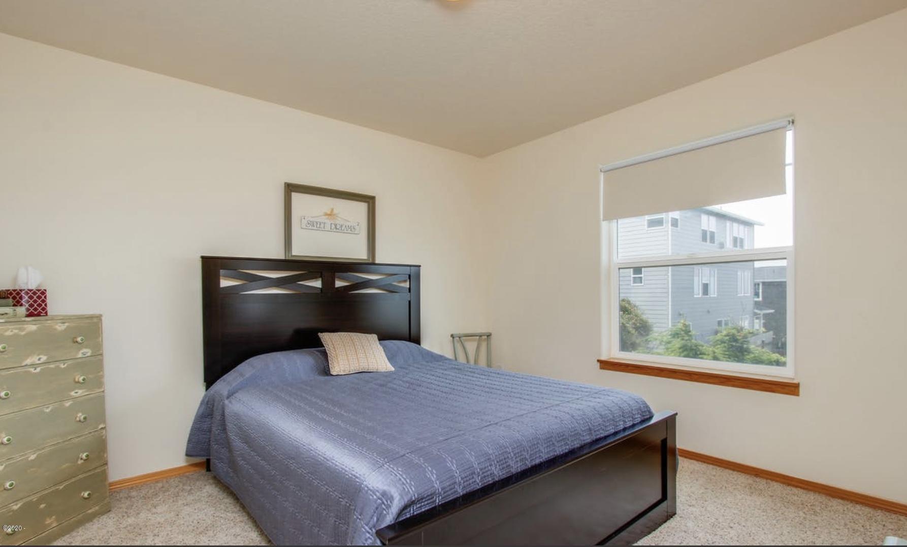 5777 Logan Road Lincoln City, OR 97367 - Photo 20 of 30 Guest Bedroom 2