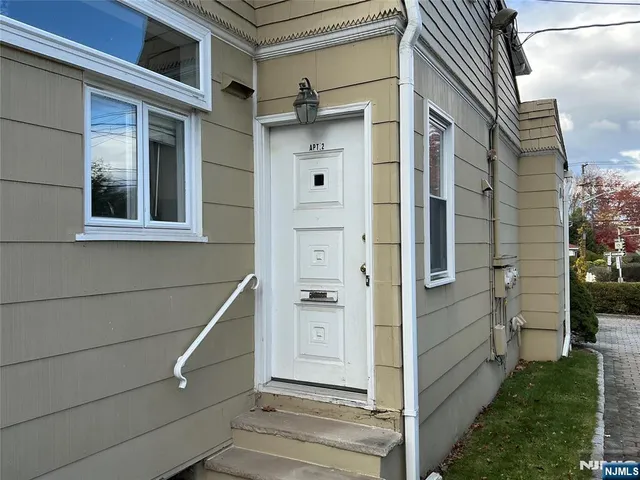 $3,200 | 493 Engle Street, Unit 2A, Englewood, NJ 07631