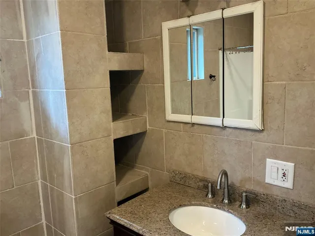 $3,200 | 493 Engle Street, Unit 2A, Englewood, NJ 07631