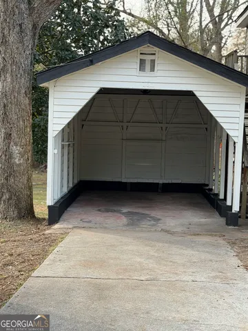 a view of a house with backyard and roof