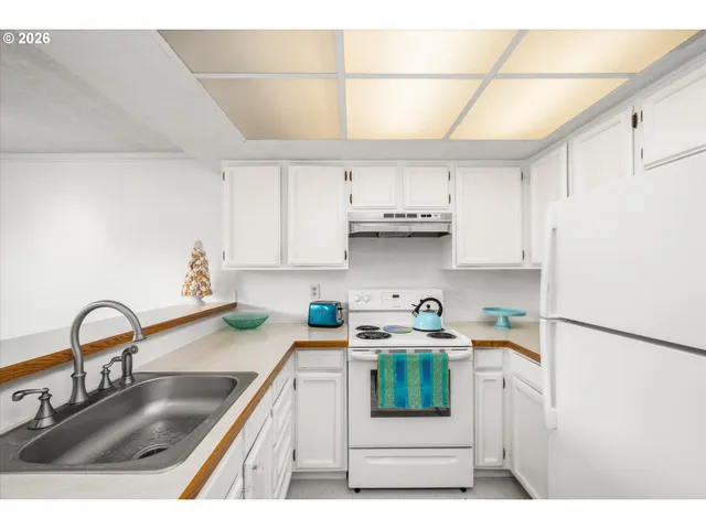 $260,000 | 2026 Lake Isle Drive, Eugene, OR 97401