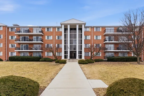 $210,000 | 1060 North Farnsworth Avenue, Unit 1105, Aurora, IL 60505