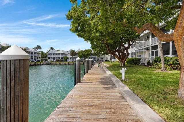 a view of a house with backyard and garden