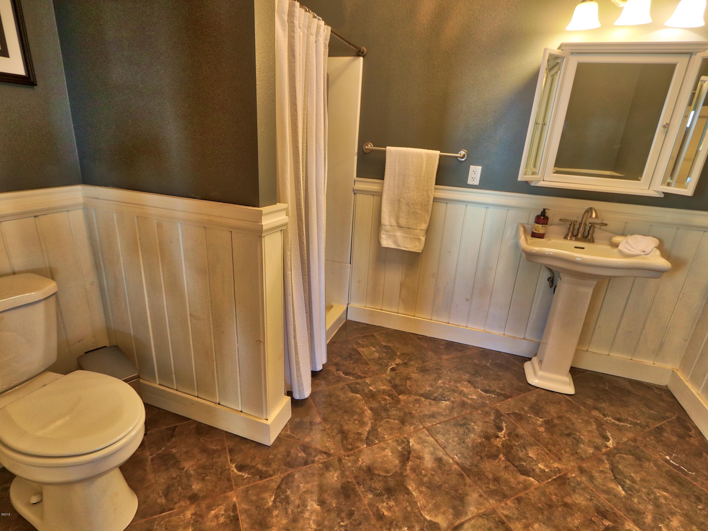 47 Southwest Hurbert Street Newport, OR 97365 - Photo 22 of 34 Master Bath