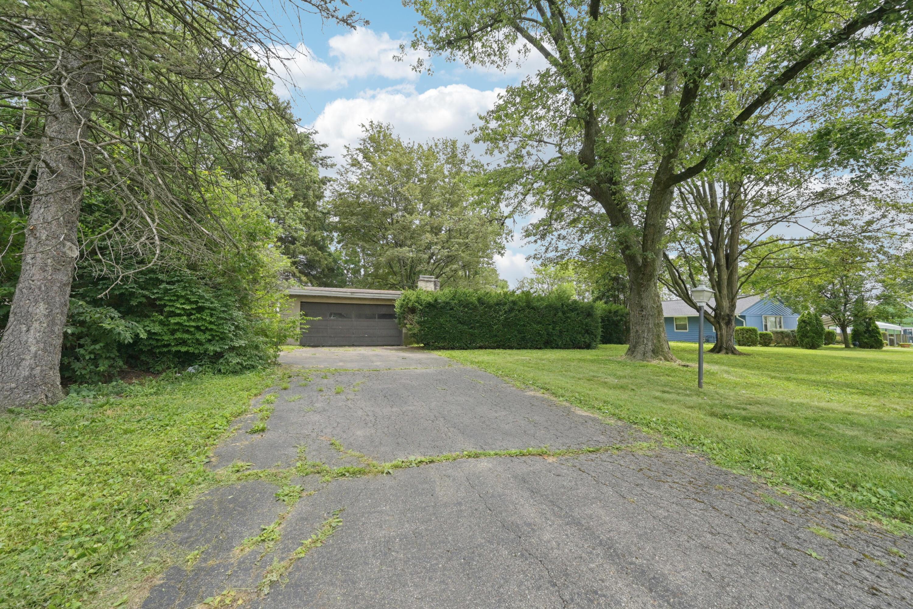 1068 McNaughten Road Columbus, OH 43213 - Photo 3 of 11 front