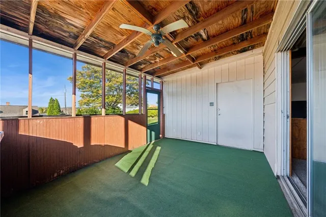 a view of a backyard