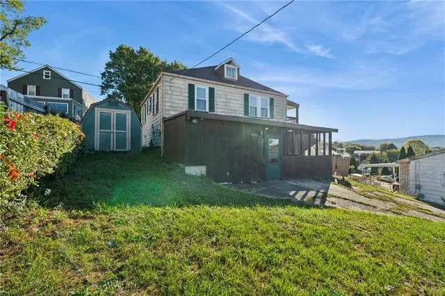 a view of a house with a yard