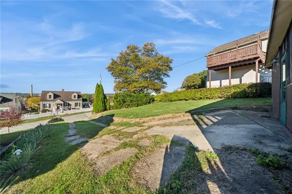 a view of a backyard