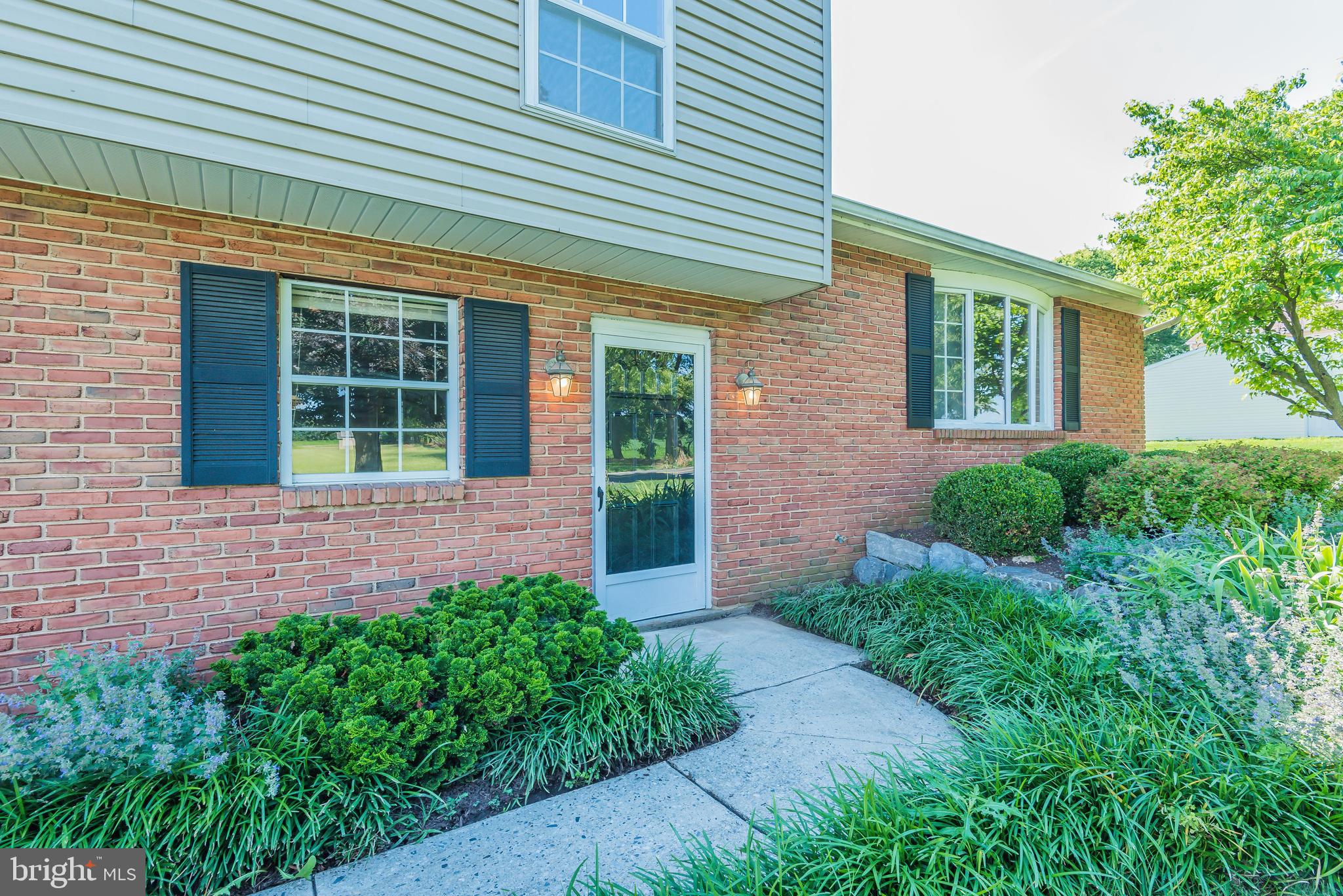 203 North Locust Point Road Mechanicsburg, PA 17050 - Photo 2 of 25 Front Entry Greets!