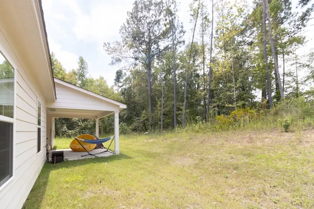 a view of a backyard