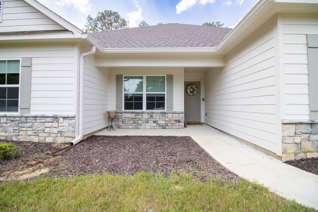 25 Veterans Court Fort Mitchell, AL 36856 - Photo 4 of 32 a front view of a house with a yard and garage