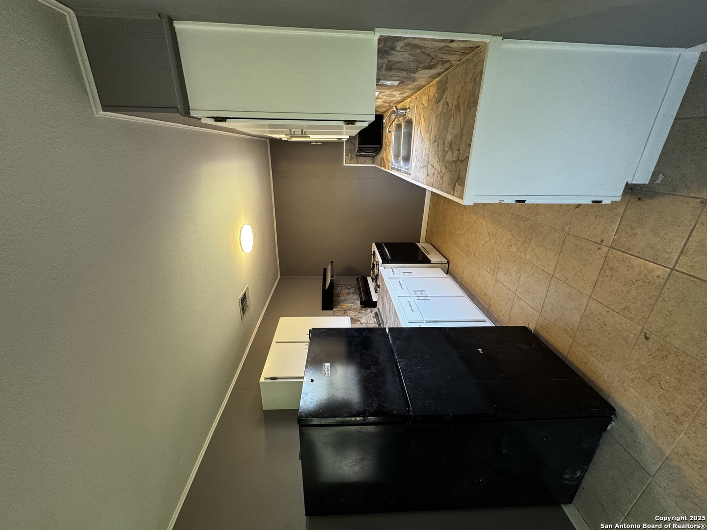 19518 Florence Street Lytle, TX 78052 - Photo 9 of 16 a view of utility room