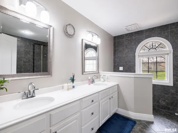 $689,900 | 10423 North Trails Edge Drive, Peoria, IL 61615
