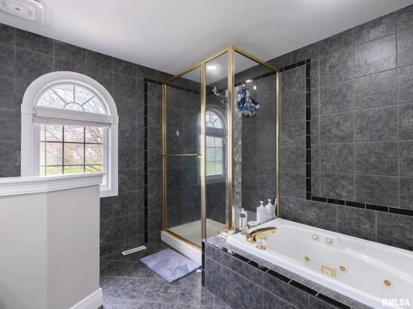 $689,900 | 10423 North Trails Edge Drive, Peoria, IL 61615