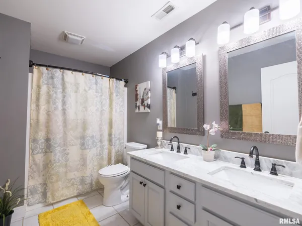 $689,900 | 10423 North Trails Edge Drive, Peoria, IL 61615