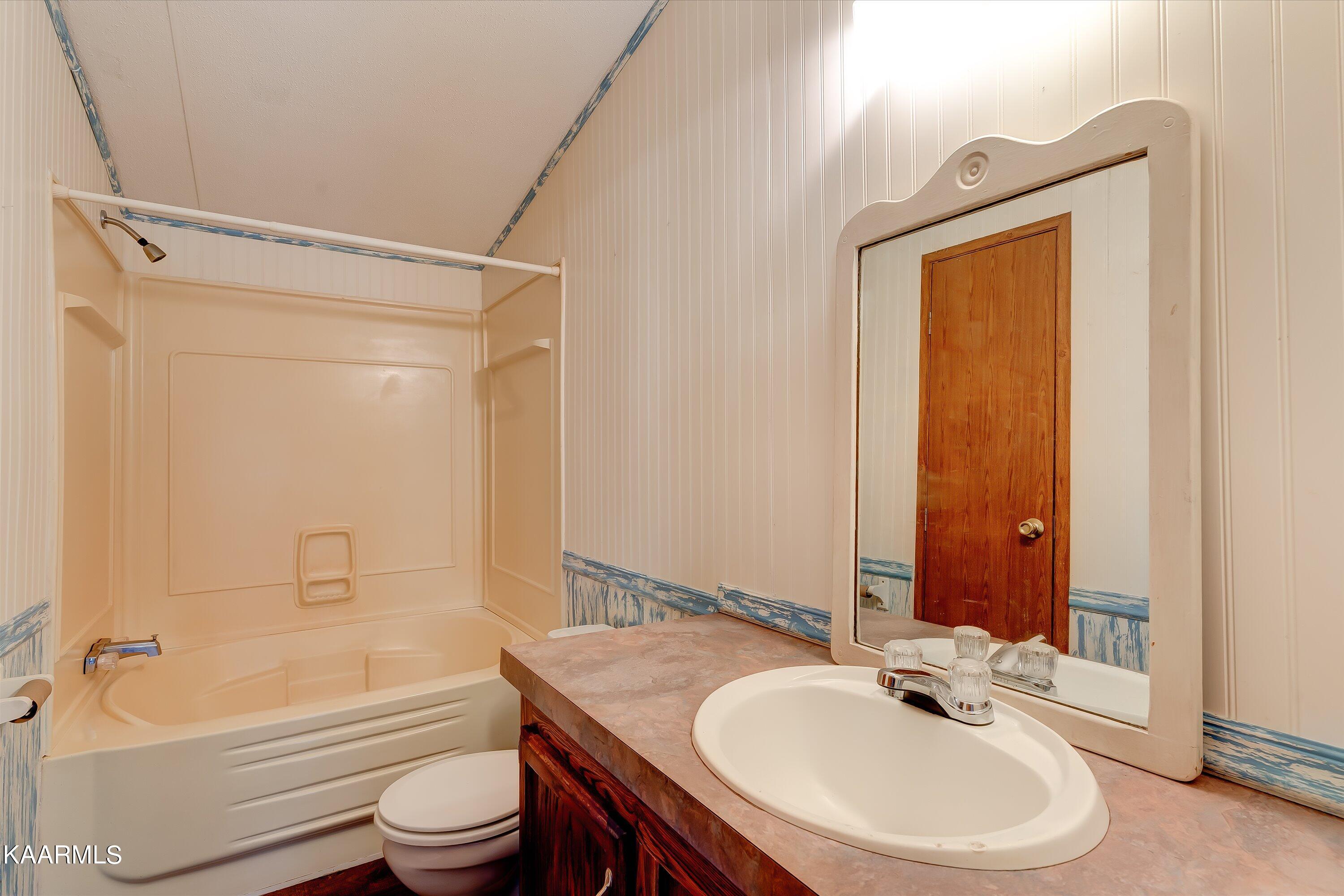 2641 Reed Springs Road Sweetwater, TN 37874 - Photo 13 of 32 Master bathroom
