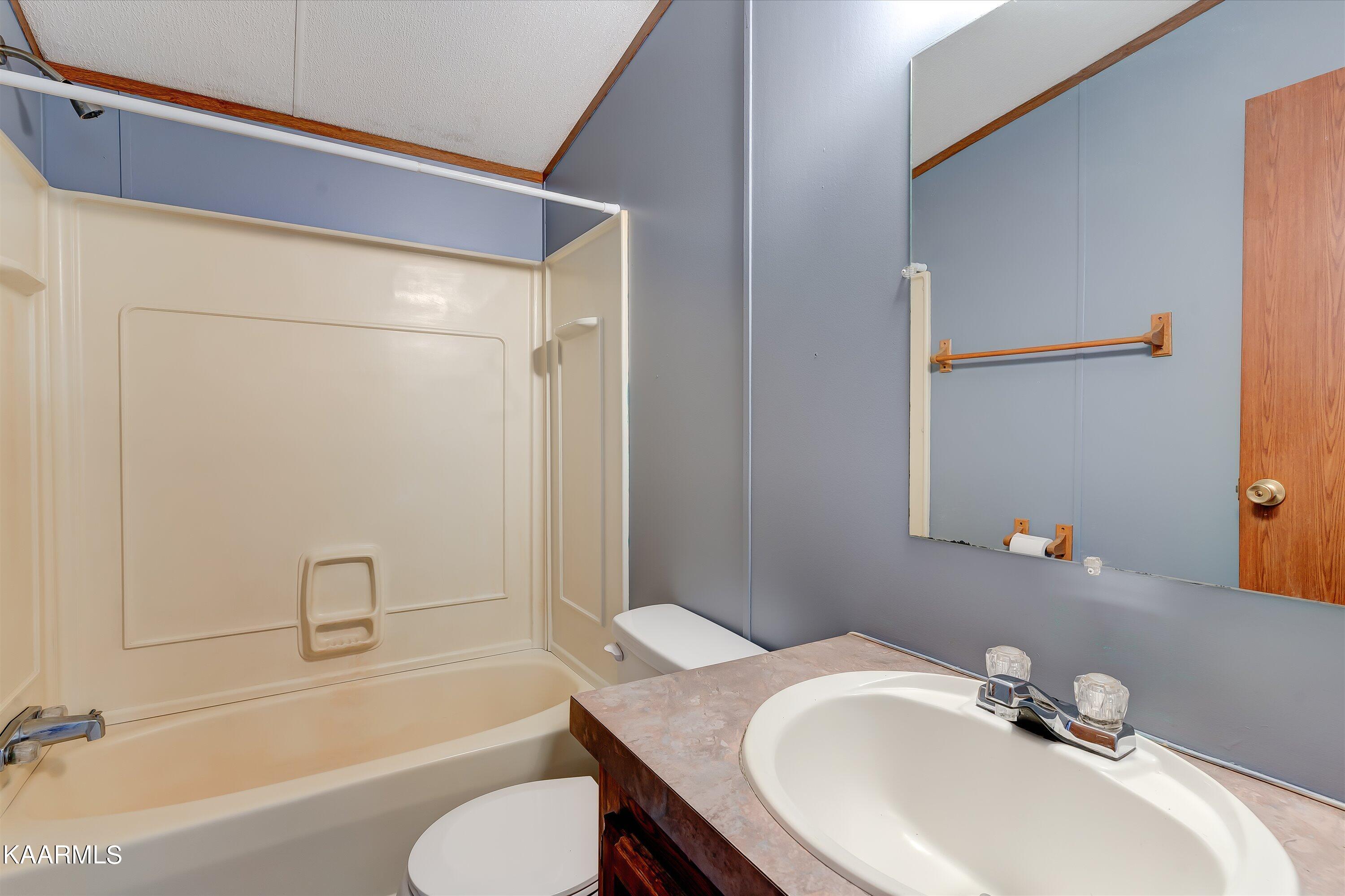 2641 Reed Springs Road Sweetwater, TN 37874 - Photo 16 of 32 Guest bathroom