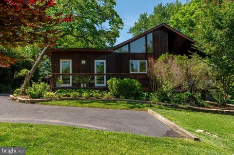 $1,900,000 | 4715 38th Street North, Arlington, VA 22207