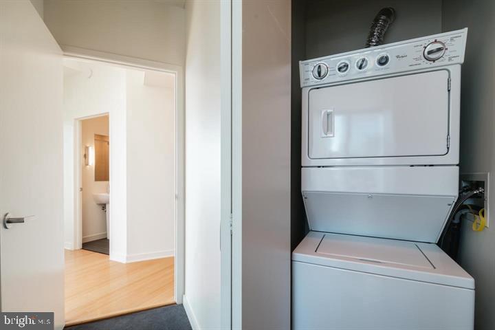 2101 Market Street, Unit 4205 Philadelphia, PA 19103 - Photo 12 of 31 a utility room with dryer and washer