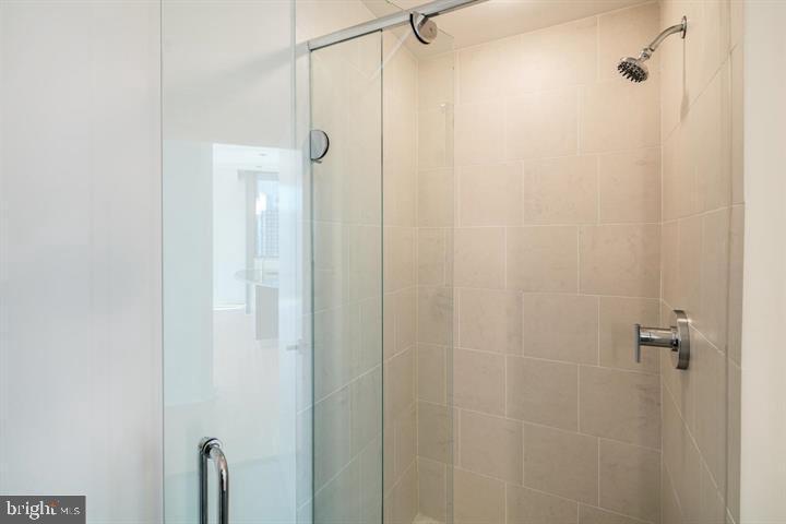 2101 Market Street, Unit 4205 Philadelphia, PA 19103 - Photo 13 of 31 a bathroom with a shower