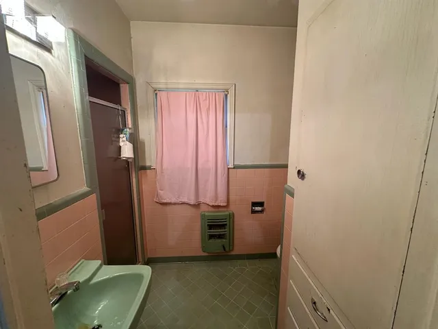 a view of an entryway with a workspace