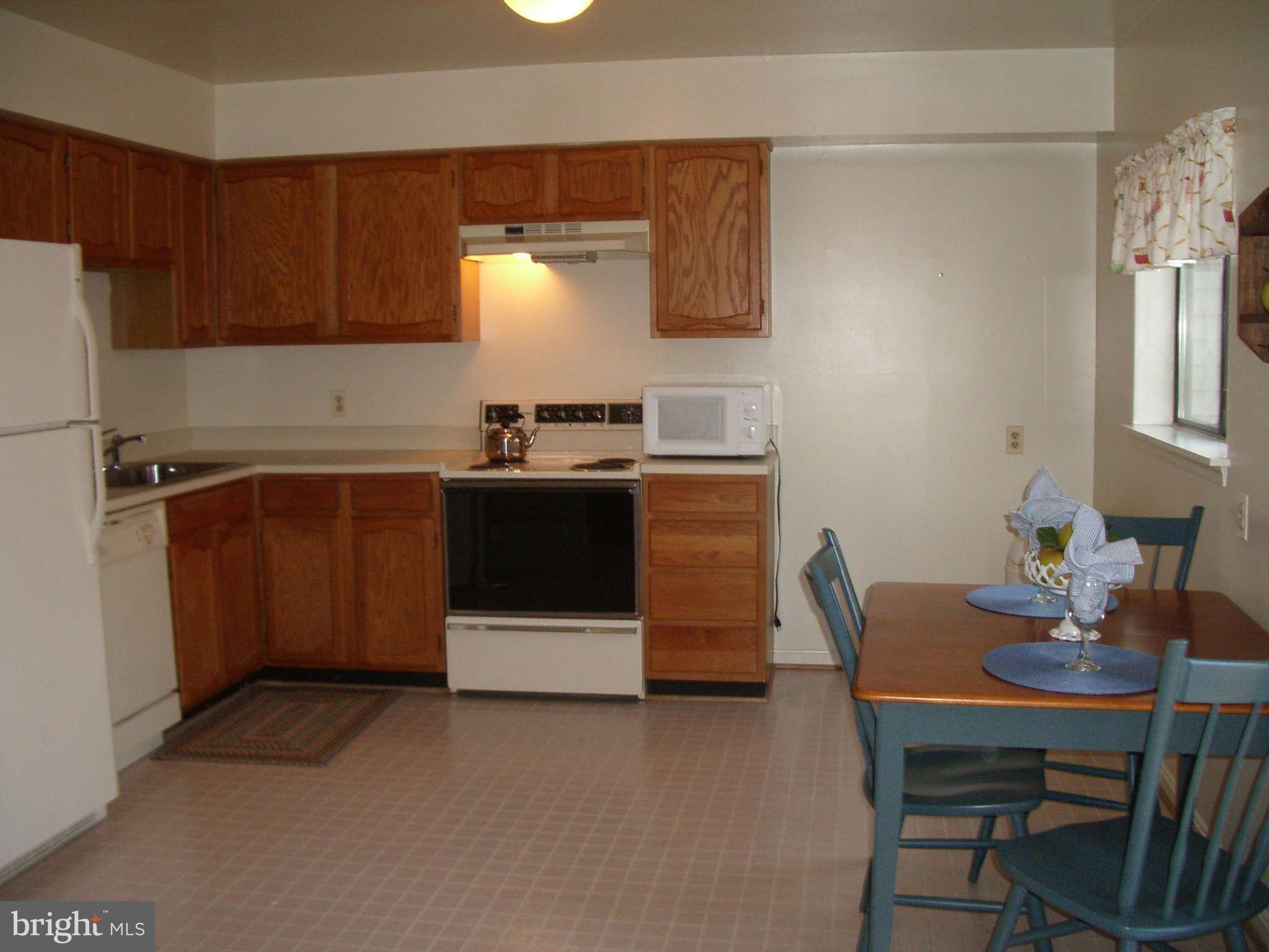 986-986 Riversedge Circle Annapolis, MD 21401 - Photo 3 of 15 a kitchen with a sink and cabinets
