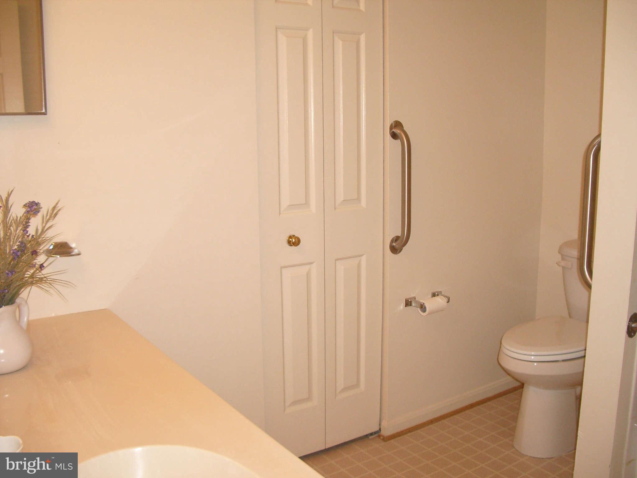 986-986 Riversedge Circle Annapolis, MD 21401 - Photo 8 of 15 a bathroom with a shower