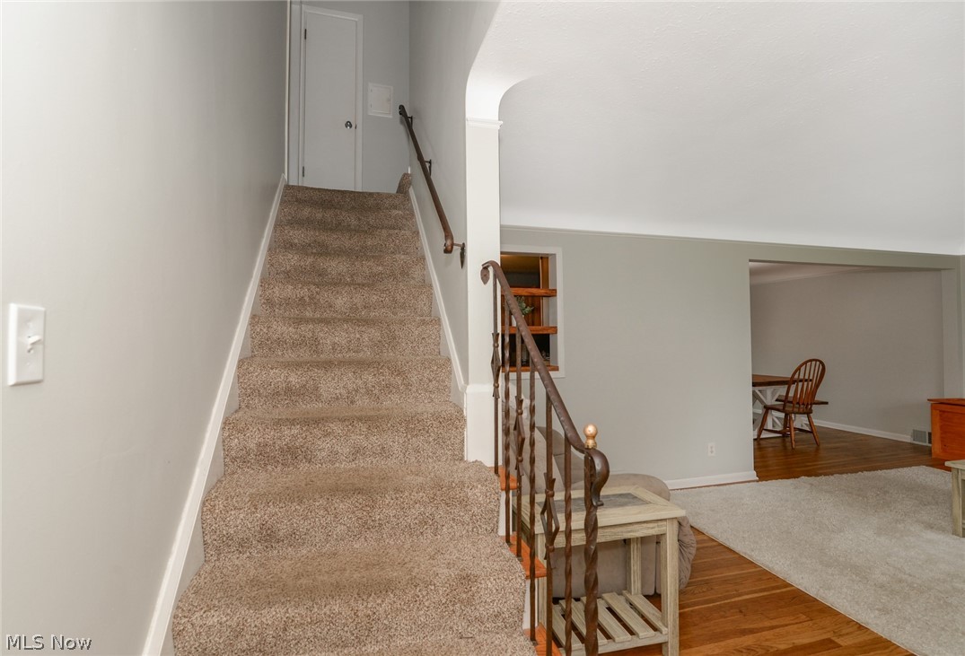 1304 Ford Road Lyndhurst, OH 44124 - Photo 11 of 29 UPSTAIRS CASE