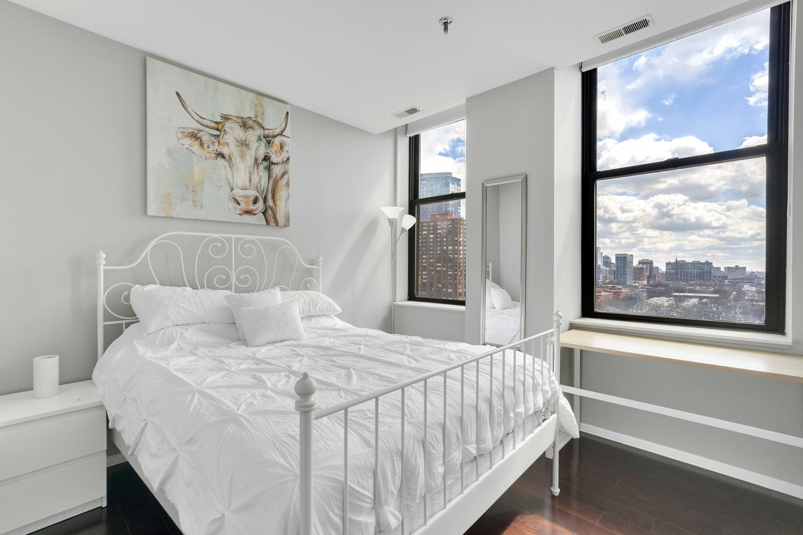 780 South Federal Street, Unit 1210 Chicago, IL 60605 - Photo 11 of 20 a bedroom with a large bed and a painting on the wall