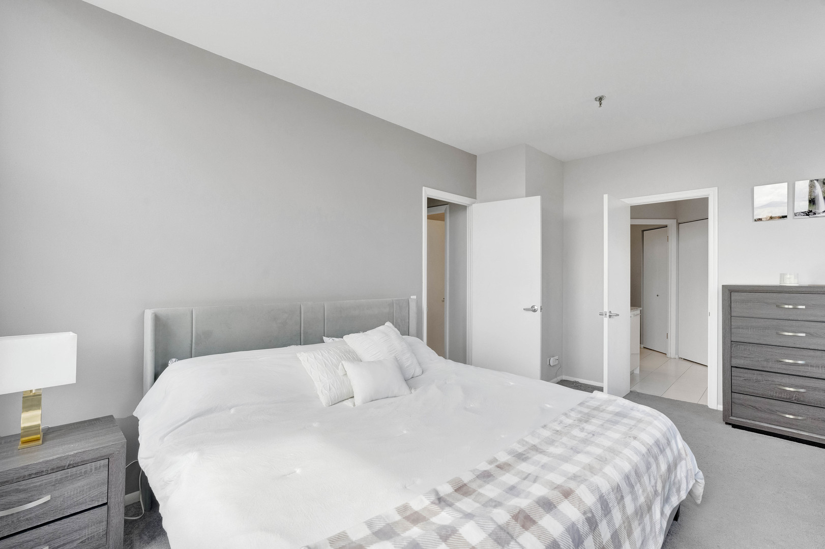780 South Federal Street, Unit 1210 Chicago, IL 60605 - Photo 16 of 20 a large white bed in a white room