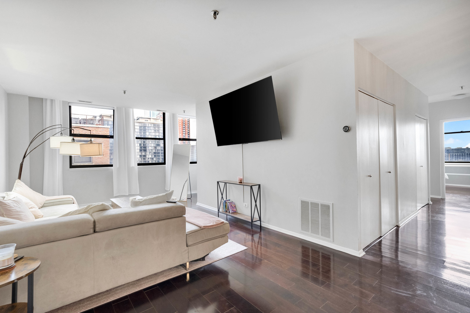 780 South Federal Street, Unit 1210 Chicago, IL 60605 - Photo 5 of 20 a living room with furniture and a flat screen tv