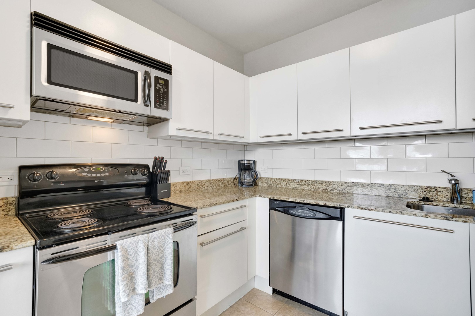 780 South Federal Street, Unit 1210 Chicago, IL 60605 - Photo 6 of 20 a kitchen with appliances a sink and cabinets