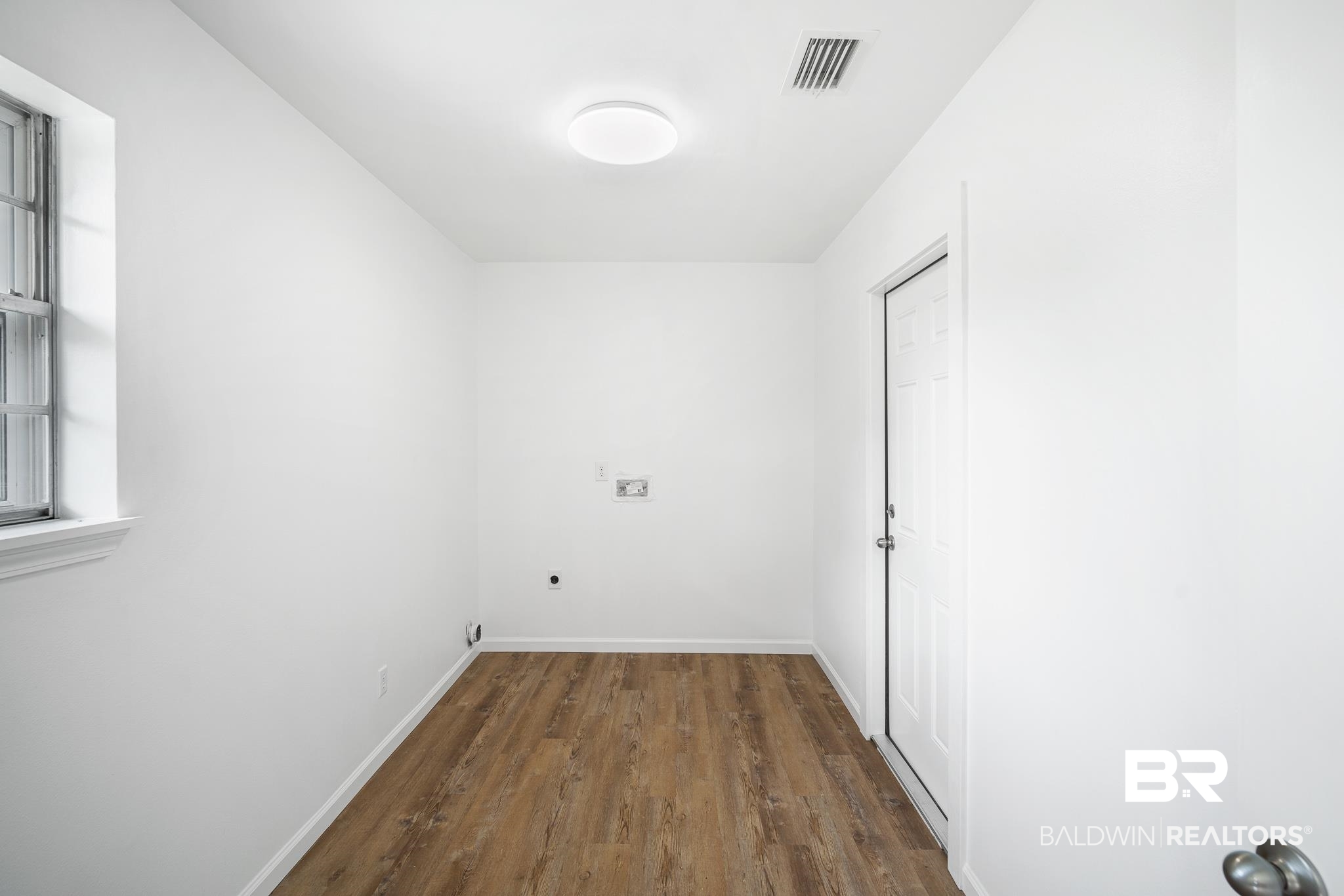 9660 Mosley Road Fairhope, AL 36532 - Photo 23 of 41 laundry / utility room