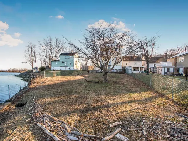 a view of a yard with a house