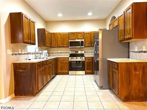 $2,300 | 117 Shadow Lakes Drive, Lehigh Acres, FL 33974