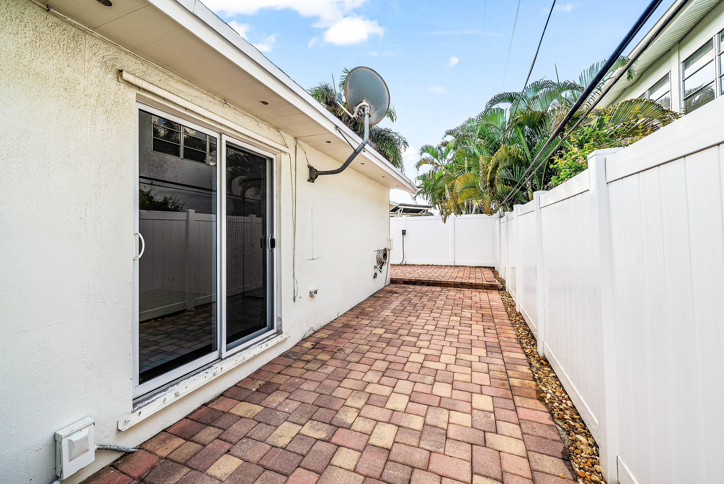 17 Fayette Drive Ocean Ridge, FL 33435 - Photo 28 of 40 Fenced-In Backyard