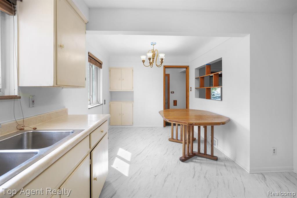 8057 Dale Center Line, MI 48015 - Photo 6 of 24