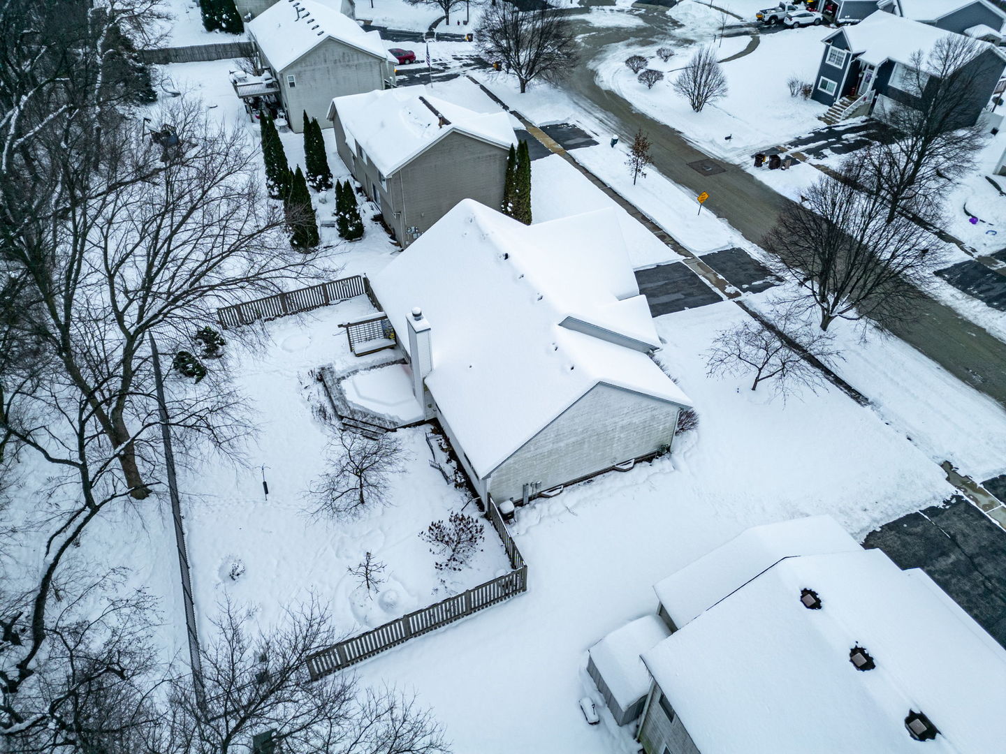 109 Shawnee Lane Harvard, IL 60033 - Photo 26 of 34 an aerial view of a house with backyard