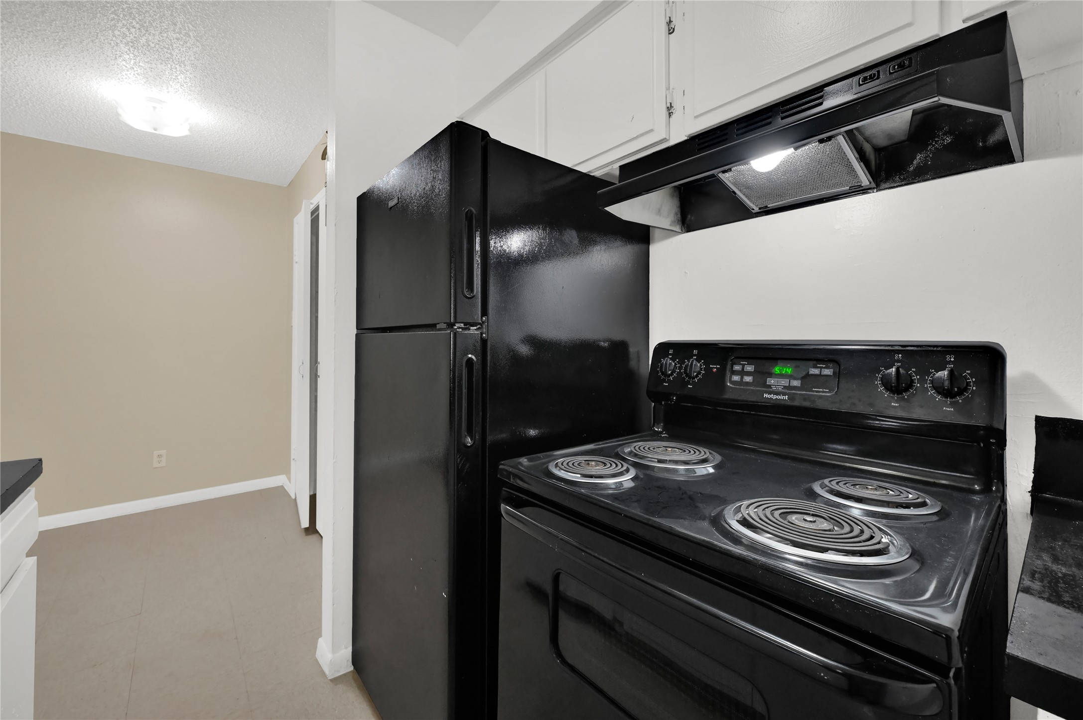 7211 Atwell Drive, Unit 16 Houston, TX 77081 - Photo 12 of 19 a close view of stove top oven