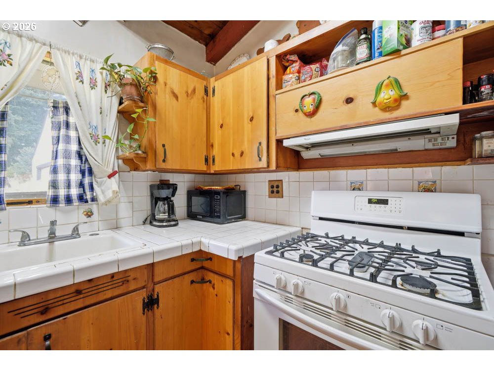 1014 Southeast 175th Place Portland, OR 97233 - Photo 12 of 31