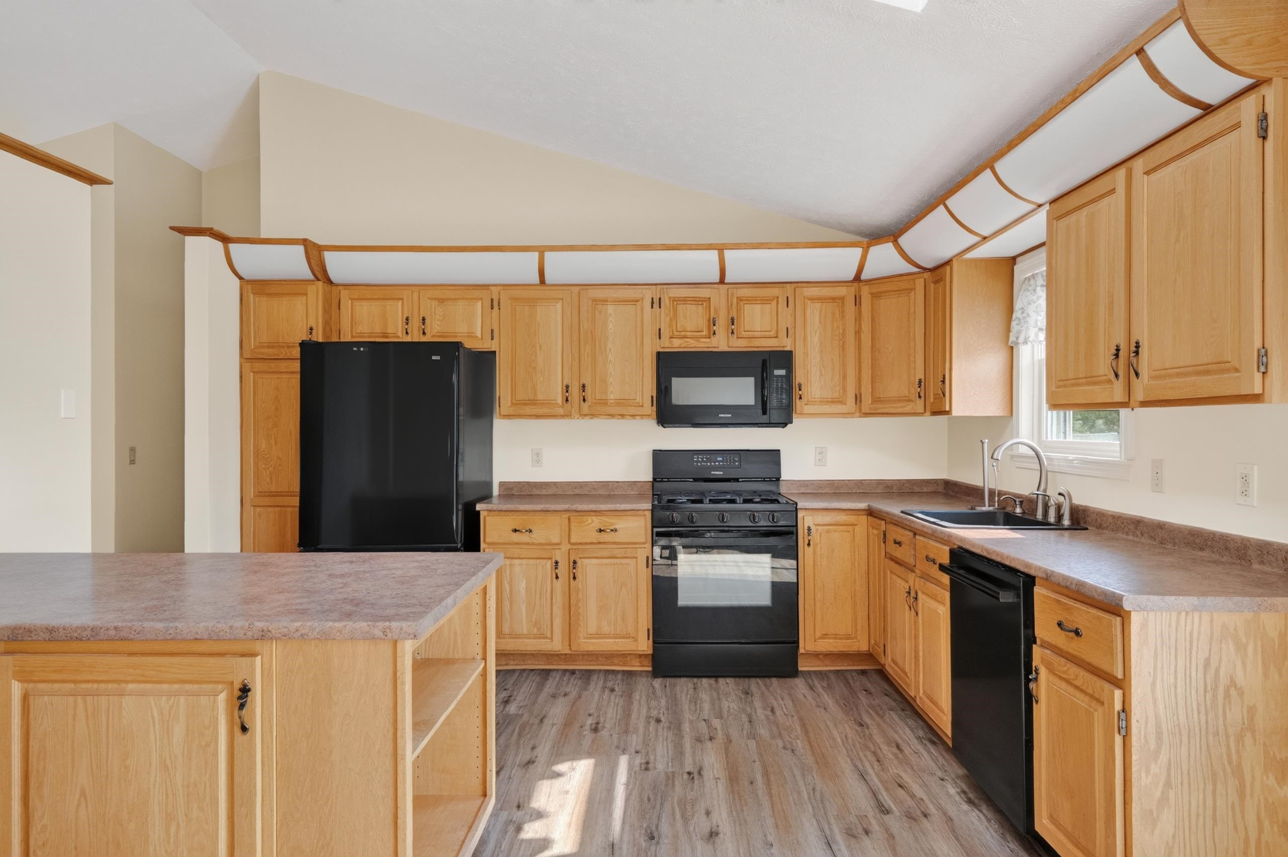 94 Pullman Street Manchester, NH 03103 - Photo 6 of 37