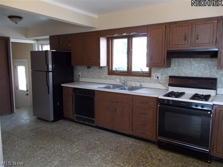 1583 Sunview Road Cleveland, OH 44124 - Photo 10 of 20