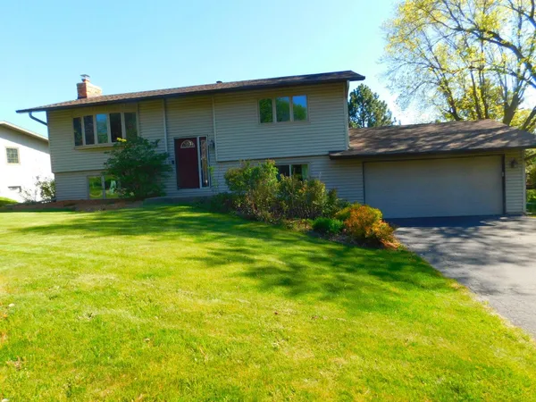 $399,900 | 931 Dawn Avenue, Shoreview, MN 55126