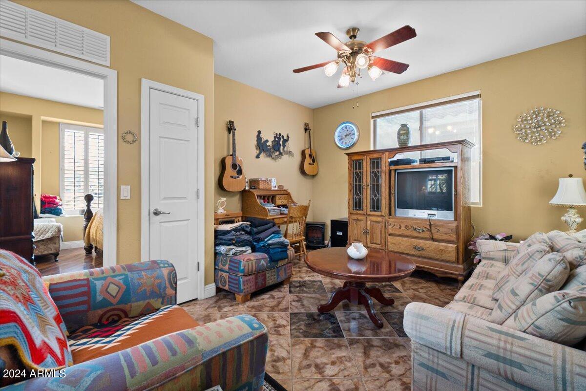2116 West Harwell Rd. Phoenix, AZ 85041 - Photo 14 of 40 13-Family Room