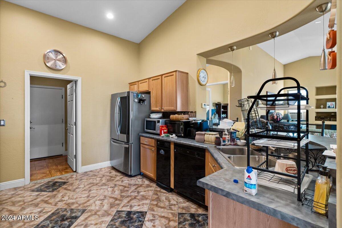 2116 West Harwell Rd. Phoenix, AZ 85041 - Photo 22 of 40 21-Kitchen